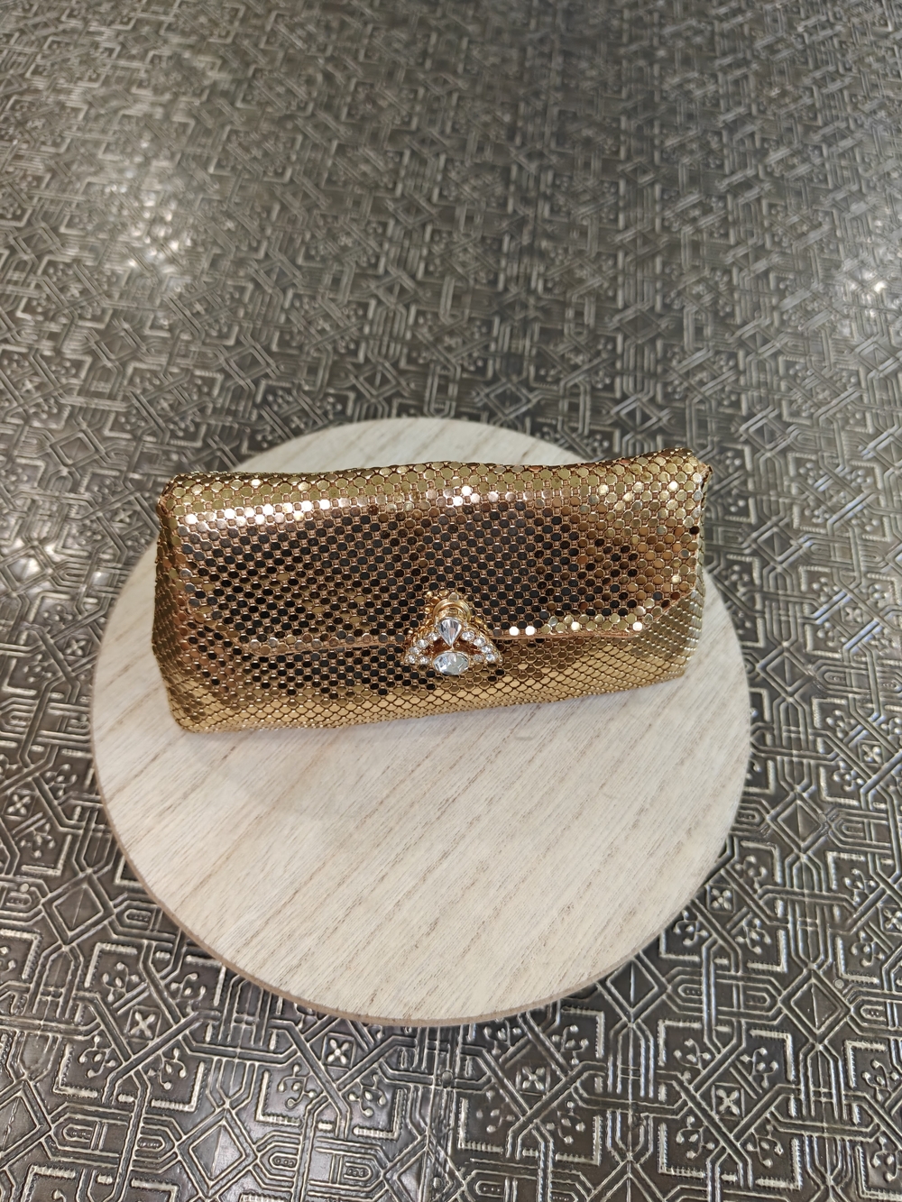 🐢 Whiting & Davis Vintage gold mesh clutch with a decorative rhinestone clasp